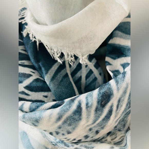 TILO Scarf Cashmere & Modal beautiful blue blend. Never worn. Ultra soft. - Picture 7 of 12